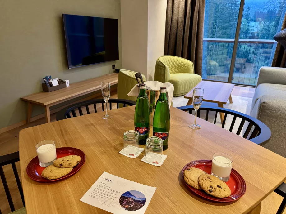 Tavolo da pranzo con latte e biscotti di benvenuto