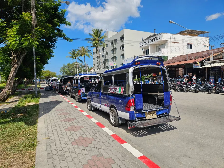 Stazione di taxi condivisa al molo di Thong Sala
