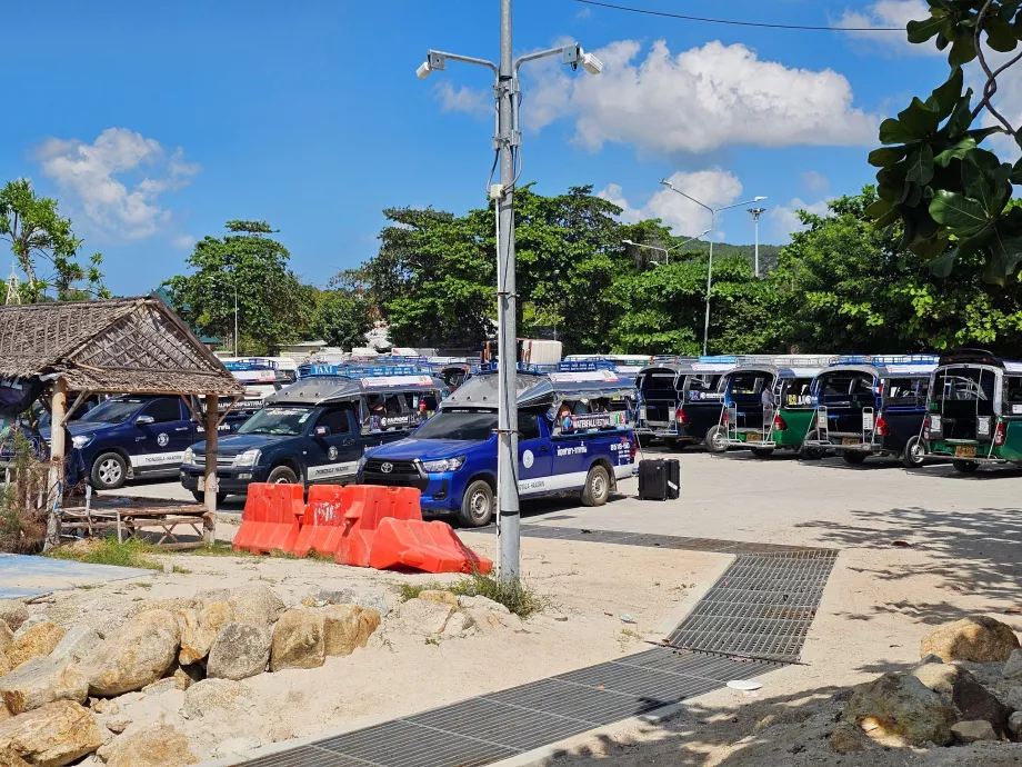 Stazione di taxi condivisa al molo di Thong Sala