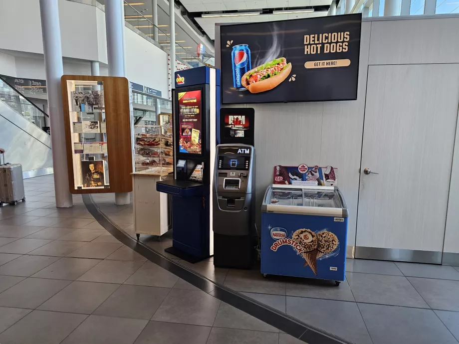 Bancomat nella sala arrivi