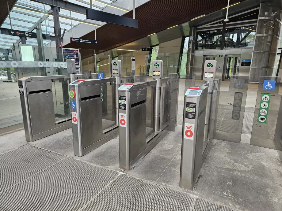 Tornelli all'ingresso della stazione