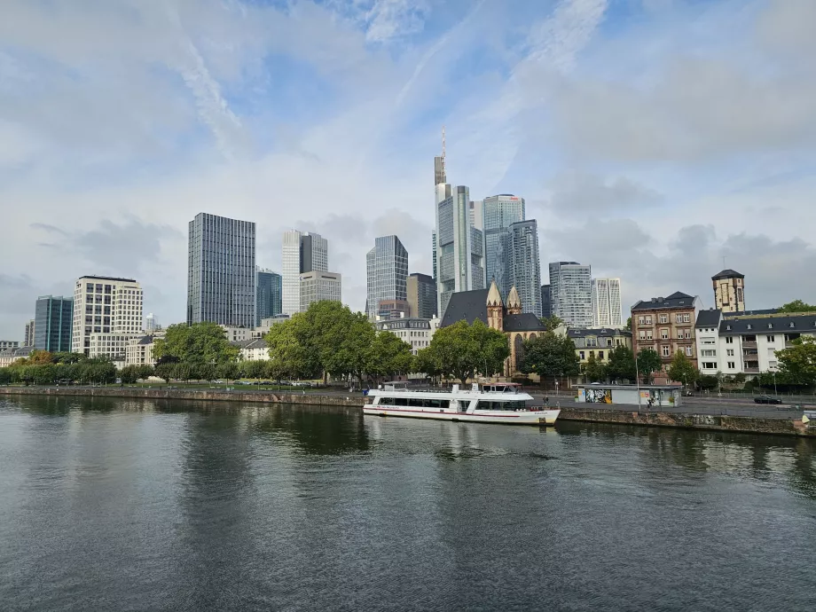Vista dall'Eiserner Steg verso il centro moderno