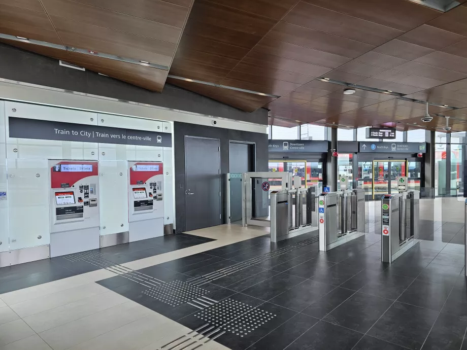 Biglietterie automatiche e tornelli per l'ingresso alla stazione ferroviaria