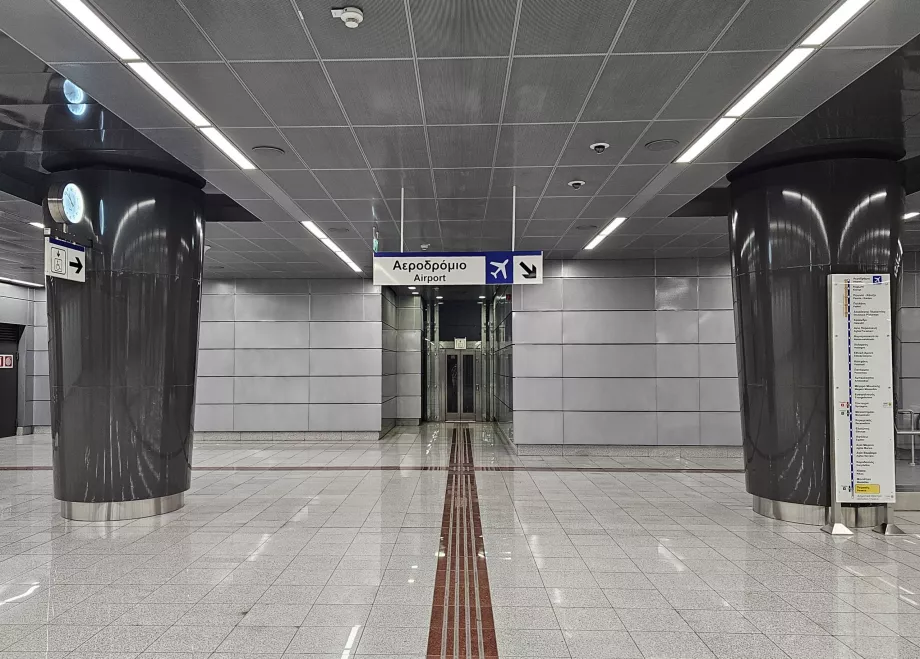 Segnalazione del binario in direzione dell'aeroporto - nel centro città
