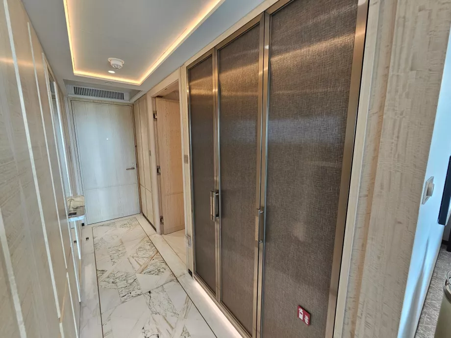 Corridoio in camera e armadi