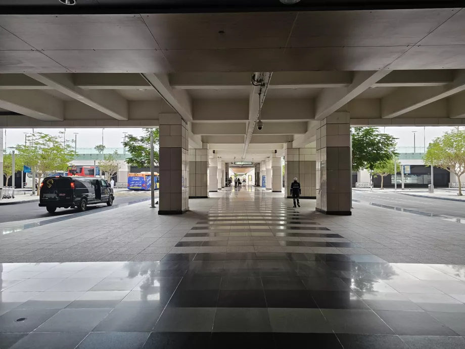 La strada per gli autobus del trasporto pubblico