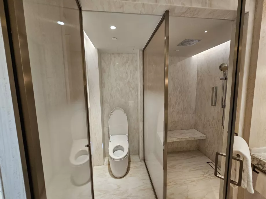 Doccia e WC - porta aperta