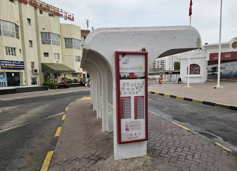 Fermata in direzione dell'aeroporto alla stazione degli autobus di Ruwi