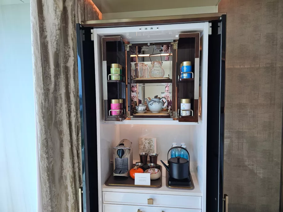 Minibar e macchina per il caffè