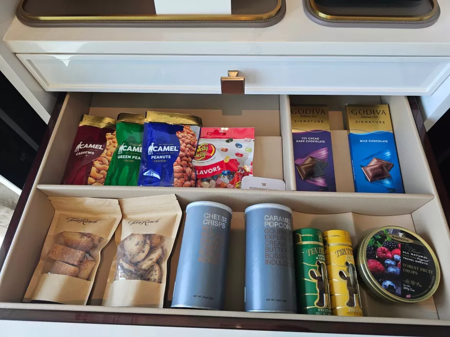 Biscotti, cioccolatini e frutta secca