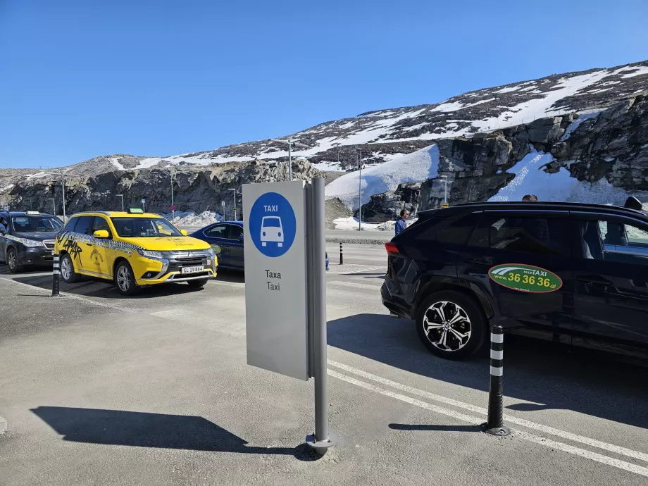 Taxi davanti al terminal