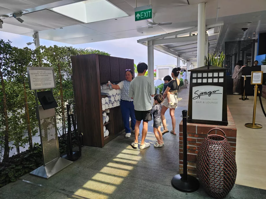 Ingresso alla piscina sul tetto