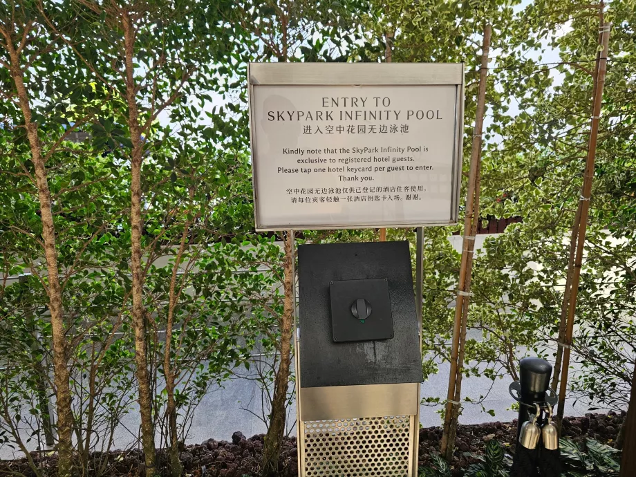 Lettore di carte per le camere all'ingresso della piscina