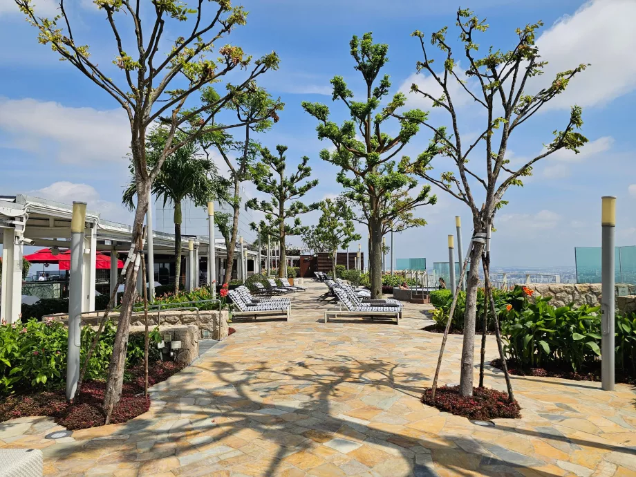 Sdraio sulla terrazza sul tetto dell'Hotel MBS