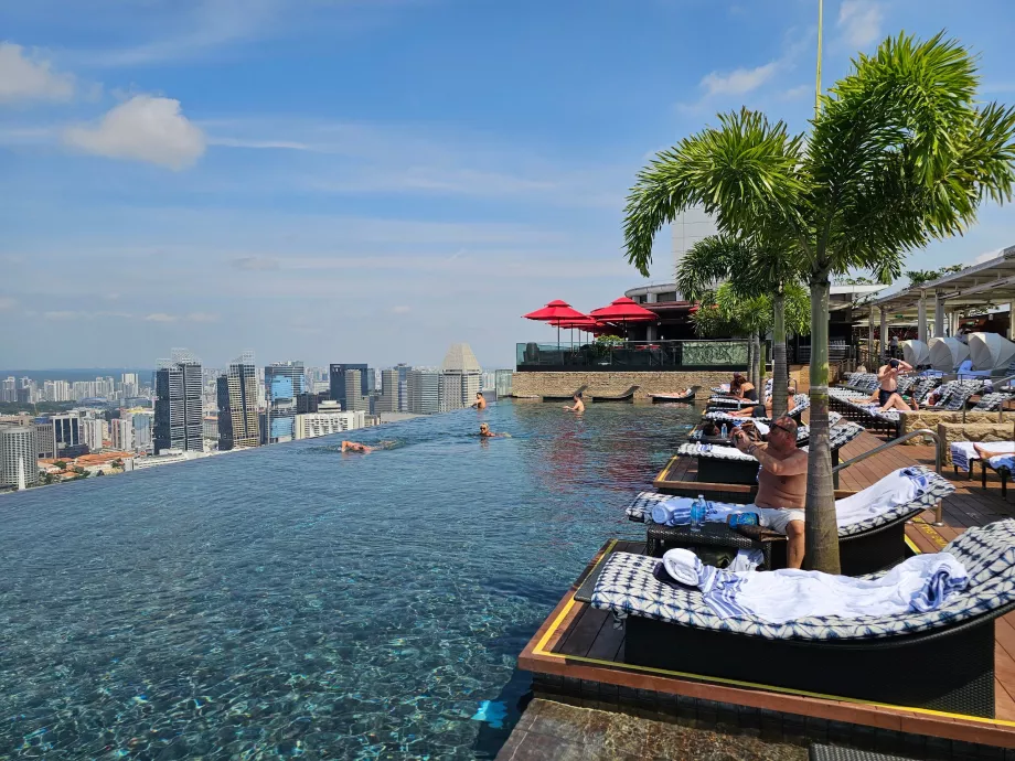 Piscina sul tetto e lettini