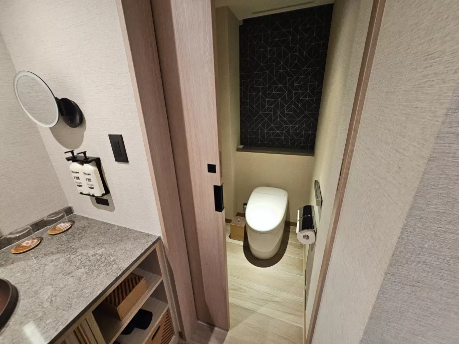 Toilette separata dal resto del bagno da una porta