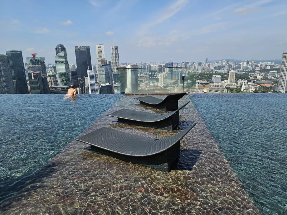 Piscina sul tetto e lettini