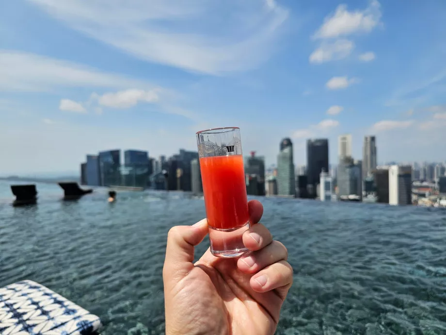 Bevanda gratuita a bordo piscina