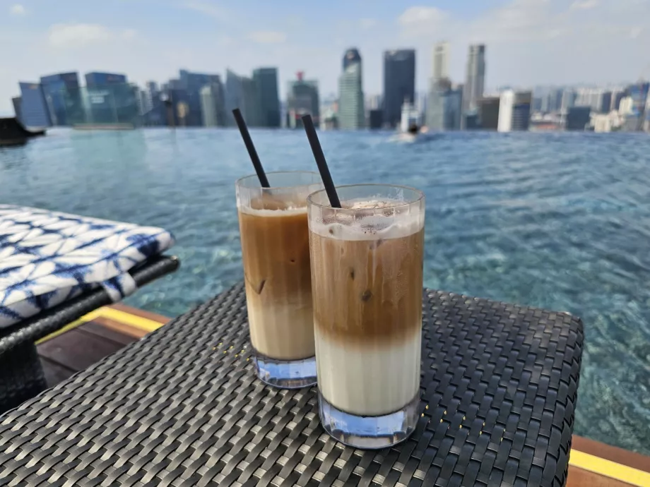 Caffè a bordo piscina