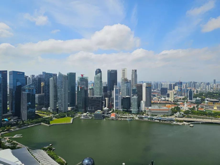 Vista dalla piscina sul tetto dell'MBS
