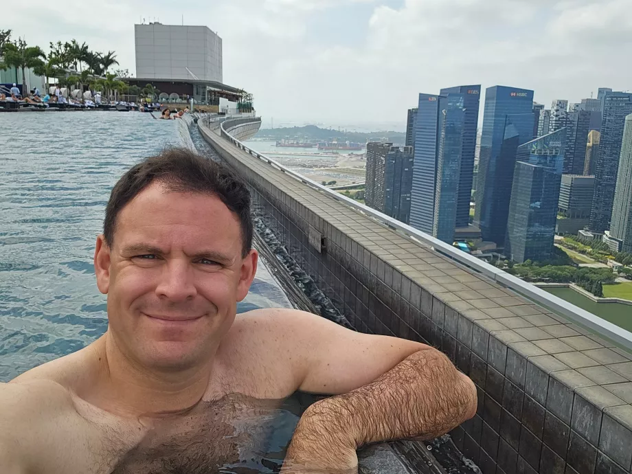 Io nella piscina sul tetto di Marina Bay Sands