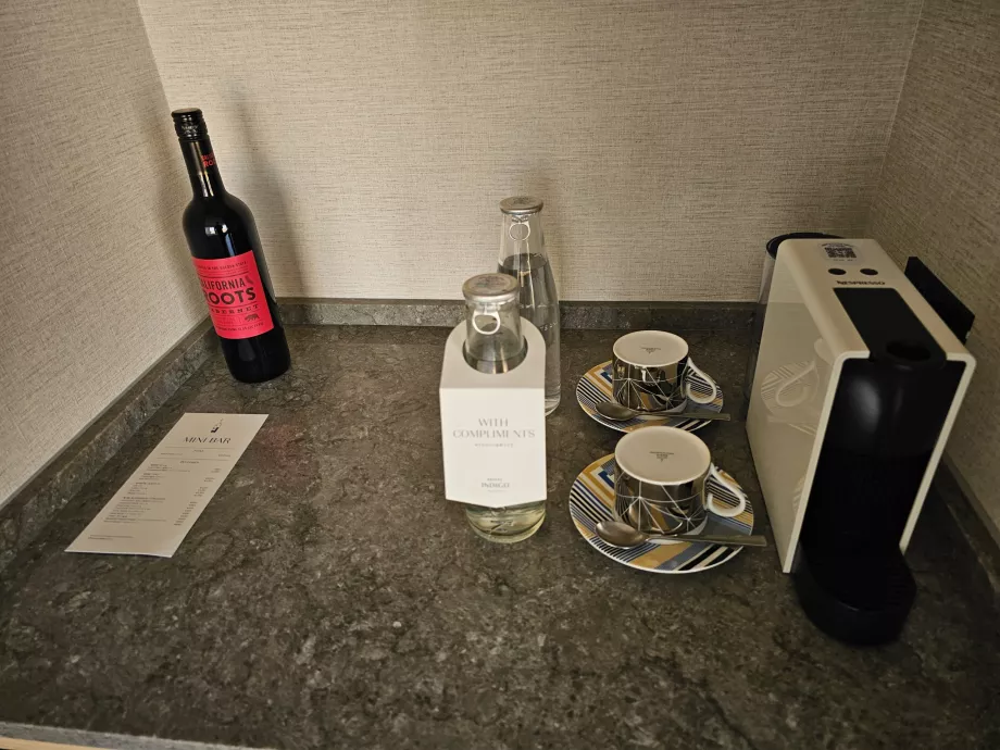 Acqua e caffè gratuiti, vino incluso nel minibar