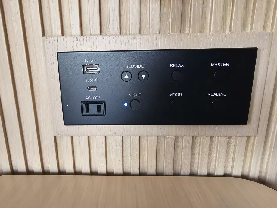 Prese di corrente e connettori USB a bordo letto