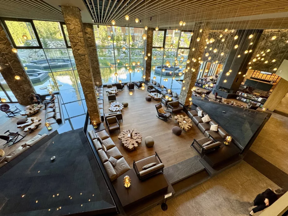 Lobby con laghetto Swissotel Damian Jasna