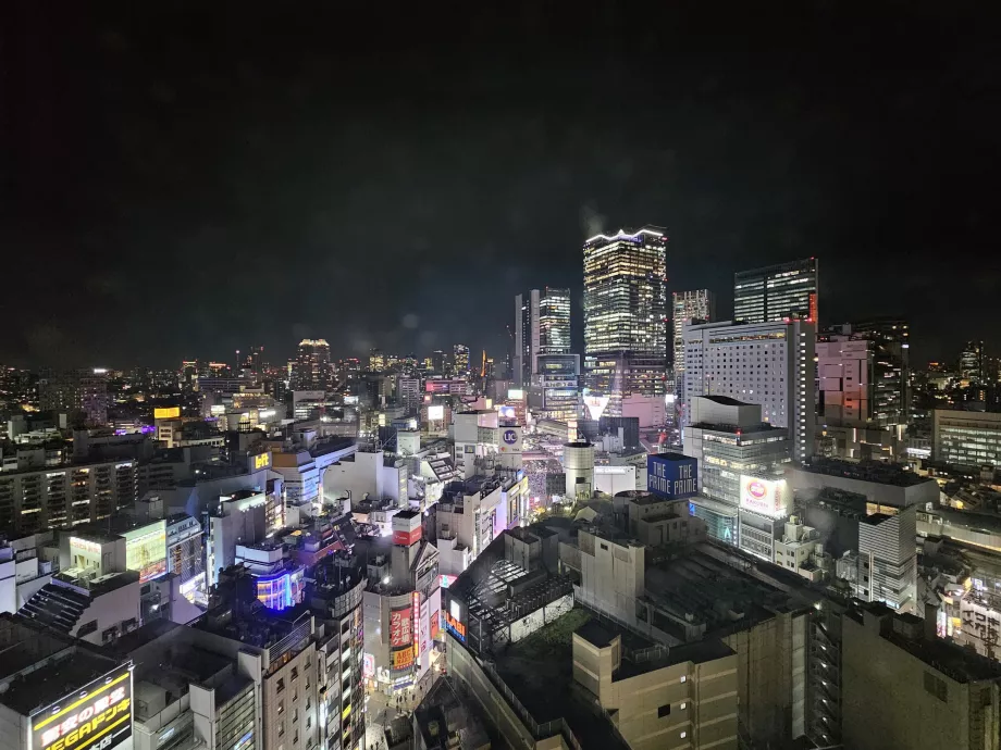 Vista dalla camera al 18° piano durante la notte