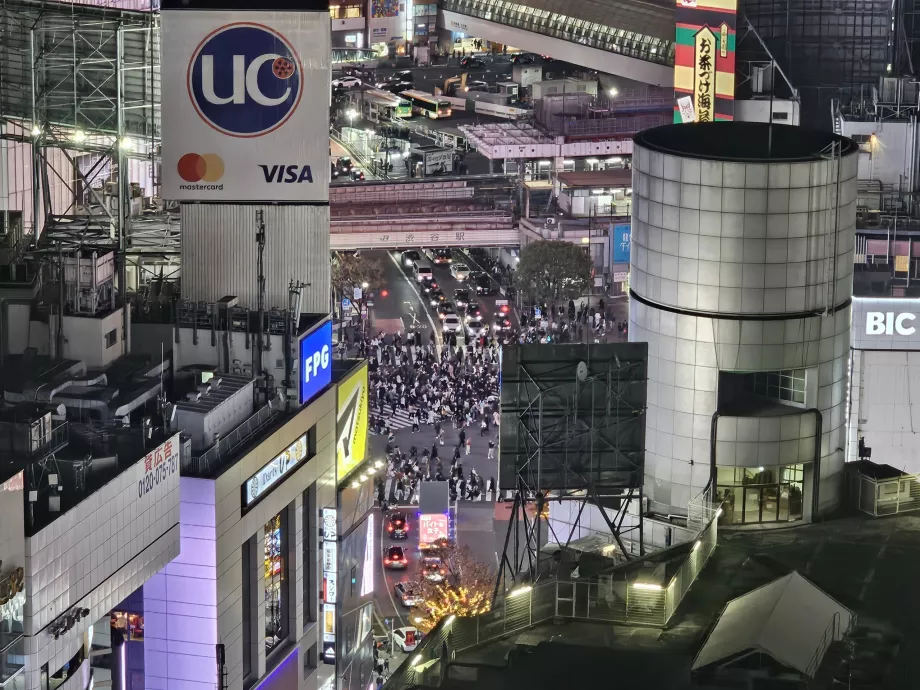 Vista dell'incrocio di Shibuya di notte - con zoom