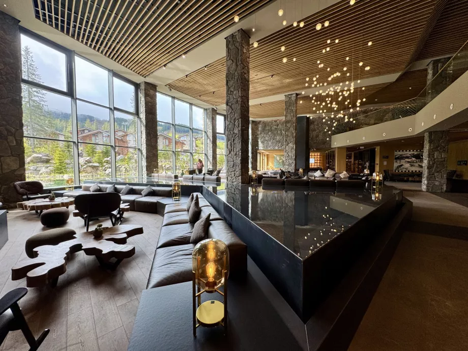 Lobby con piscina