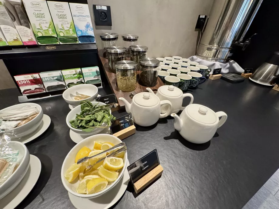 Offerta di tè sfusi e menta fresca