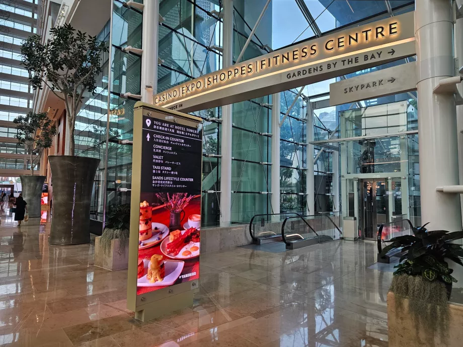 Ingresso dall'hotel al centro commerciale