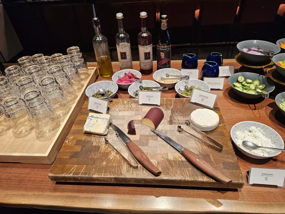 Colazione - formaggio, olive e olio