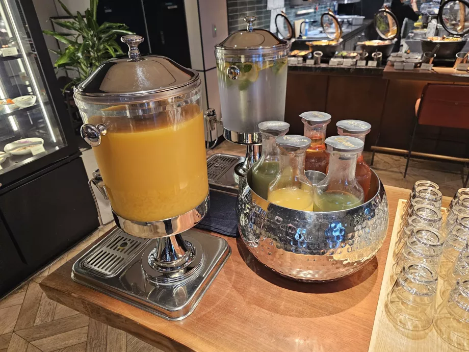 Colazione - succhi di frutta e acqua