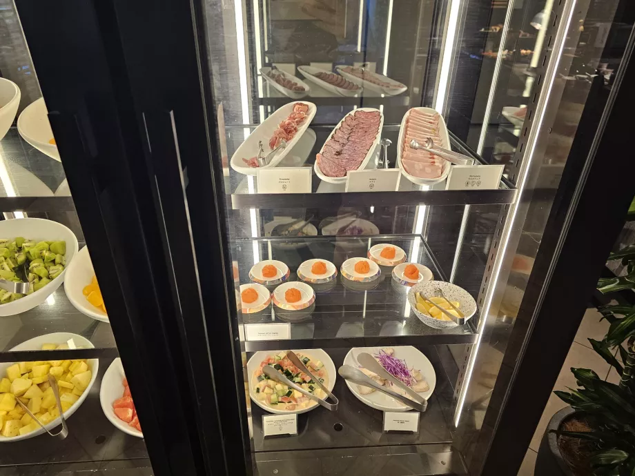 Colazione - insalate e prosciutti