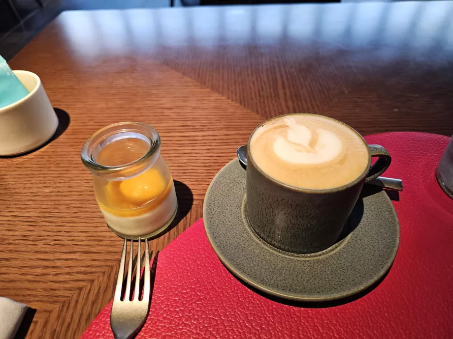 Colazione - cappuccino e yogurt