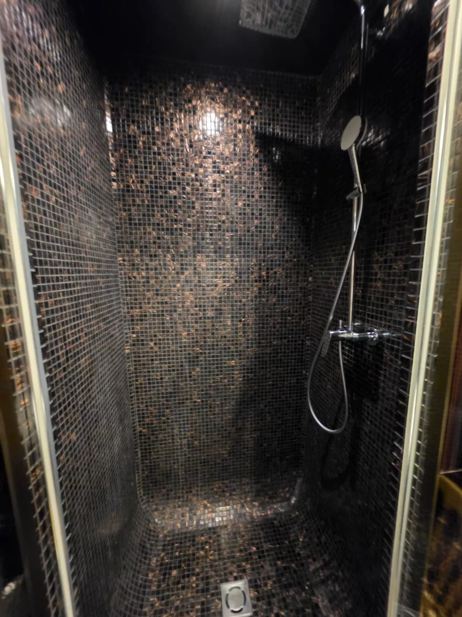 Box doccia nel bagno adiacente