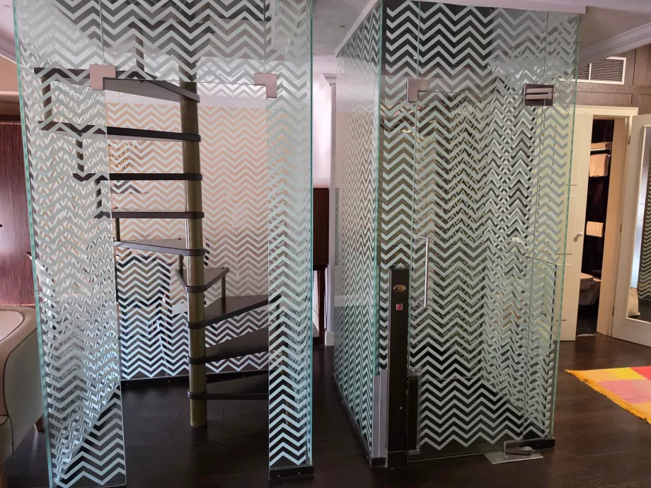 Scala e ascensore tra il soggiorno e la camera da letto