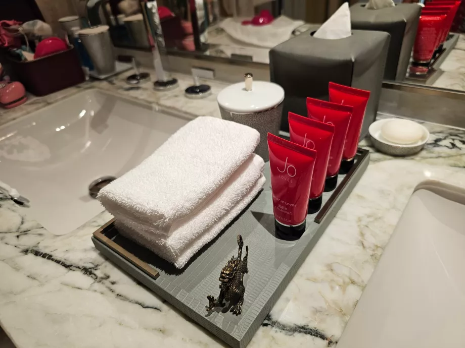 Gli shampoo e le creme di Jo in camera