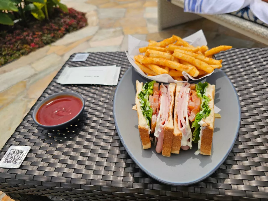Spuntino nella piscina dell'hotel