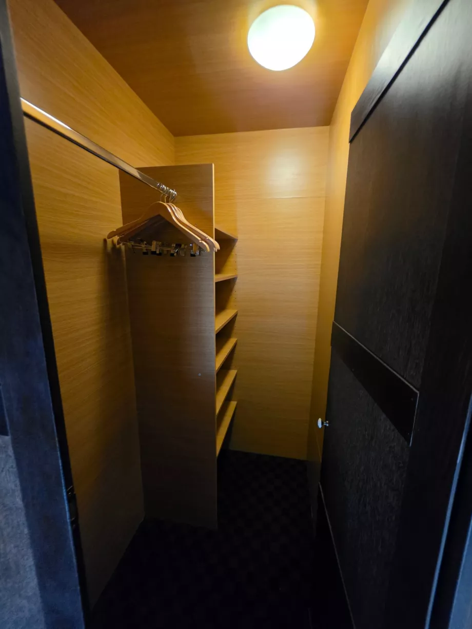 Armadio dietro il letto