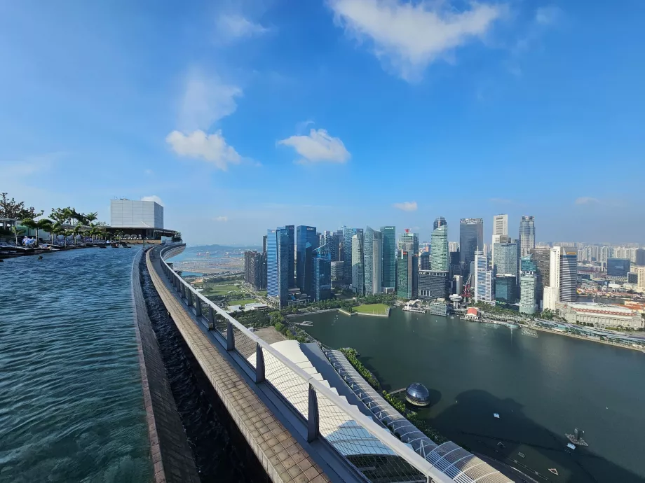 Vista dalla piscina sul tetto del Marina Bay Sands