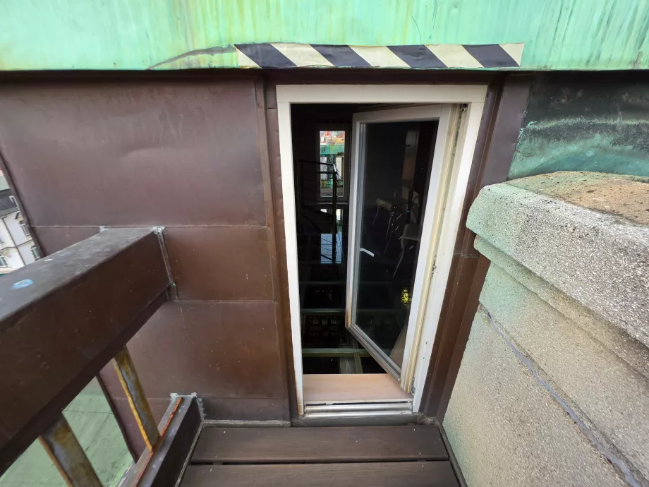 La porta del balcone che conduce alla torre