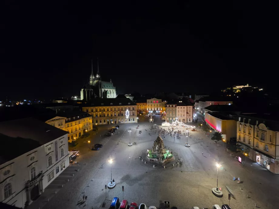 Una vista notturna dalla torre di Zelný trh