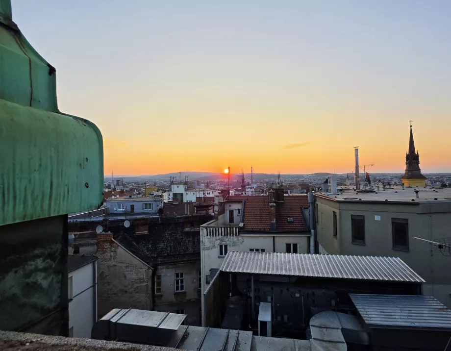 L'alba su Brno vista dal balcone della torretta