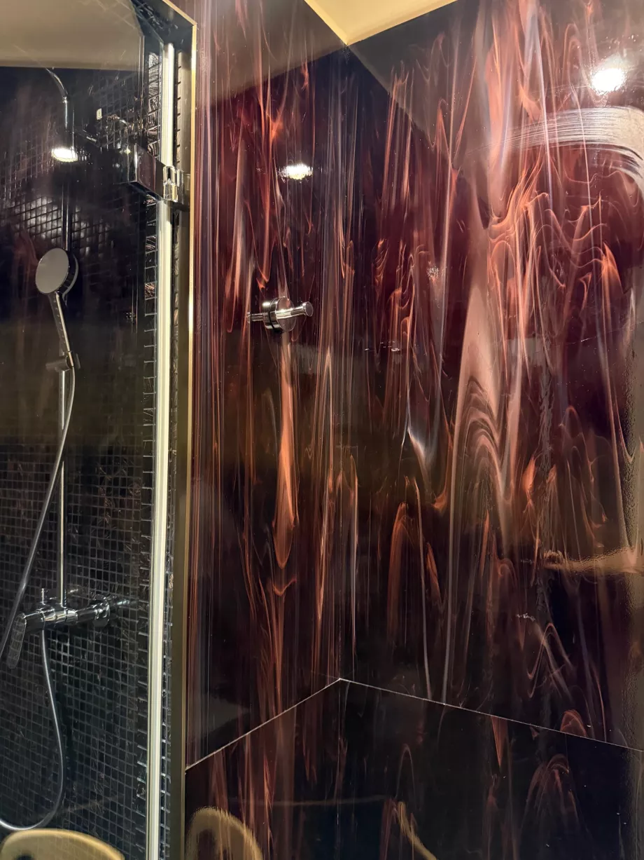 Piastrelle in vetro colorato Lötz nei bagni