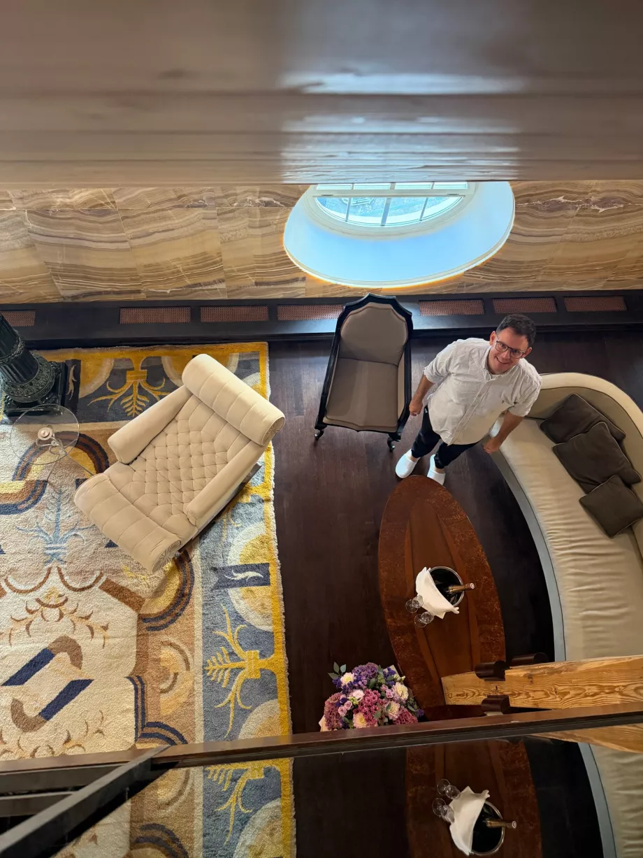 Io nel soggiorno della Onyx Tower Suite