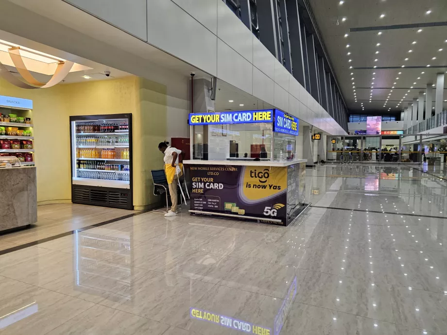 Negozio di schede Sim nella sala arrivi internazionali