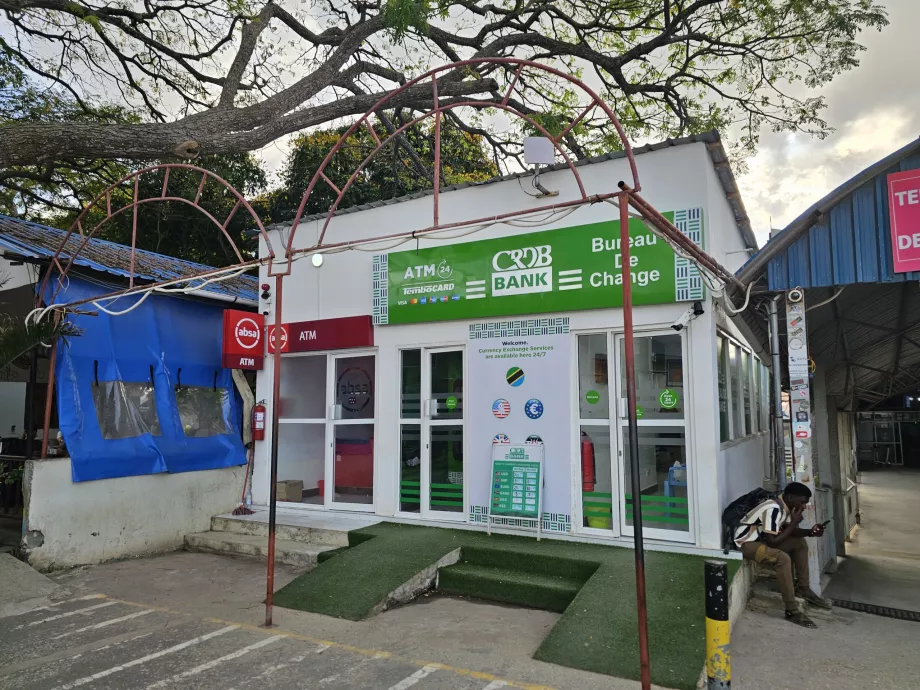 ATM di fronte al Terminal 2